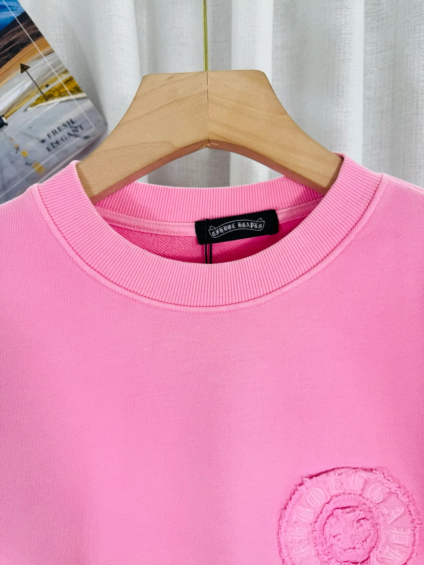 P280 top version, real shot without P, ​​different from market currency) 𝗖𝗵𝗿𝗼𝗺𝗲 𝗛𝗲𝗮𝗿𝘁𝘀/Cro Heart 2025 washed patch embroidery autumn and winter new original single counter American laser burnt 3D three-dimensional color embroidery couple casual sweatshirt 👑The highest version! Customized fabric 430g tripe terry fabric! American acid-washed and distressed original fabric laser burnt ✟appliqué embroidery and exquisite embroidery of letters! The best-selling model in the counter, very comfortable to wear. Accessories: original molded and authenticated collar label➕100% silk wash label. Genuine purchase-grade original hangtag➕matching hanging rope➕3D hanging beads➕original packaging bag. Craftsmanship: The original version has consistent wiring! The highest version of the armhole matching technique! Color: Pink Black Green Size: S M L XL Style Number: 25-377